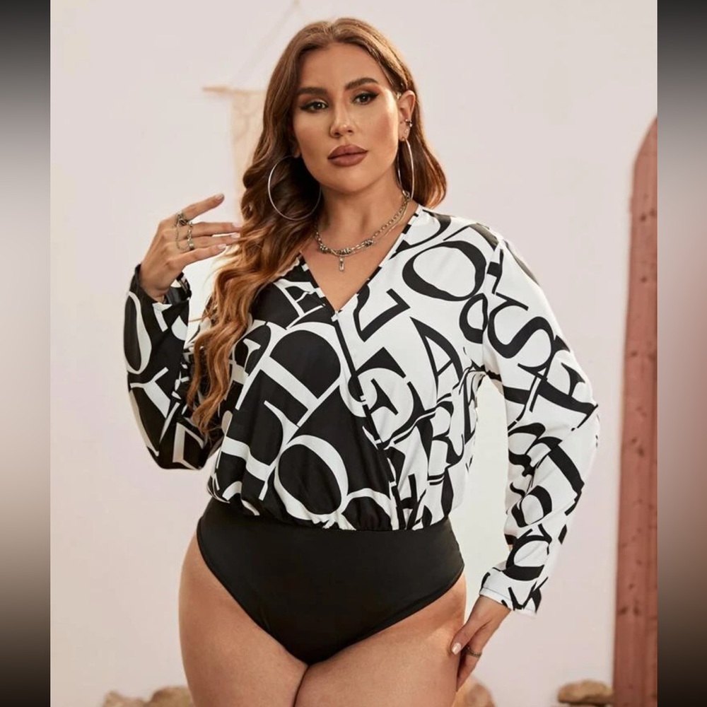 NWOT Plus Allover Letter graphic V Neck button down Bodysuit 4x